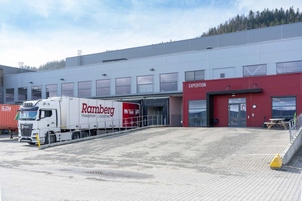 Bilde av semi lastebil fra Ramberg ryggende inntil porten på terminalen i Sande