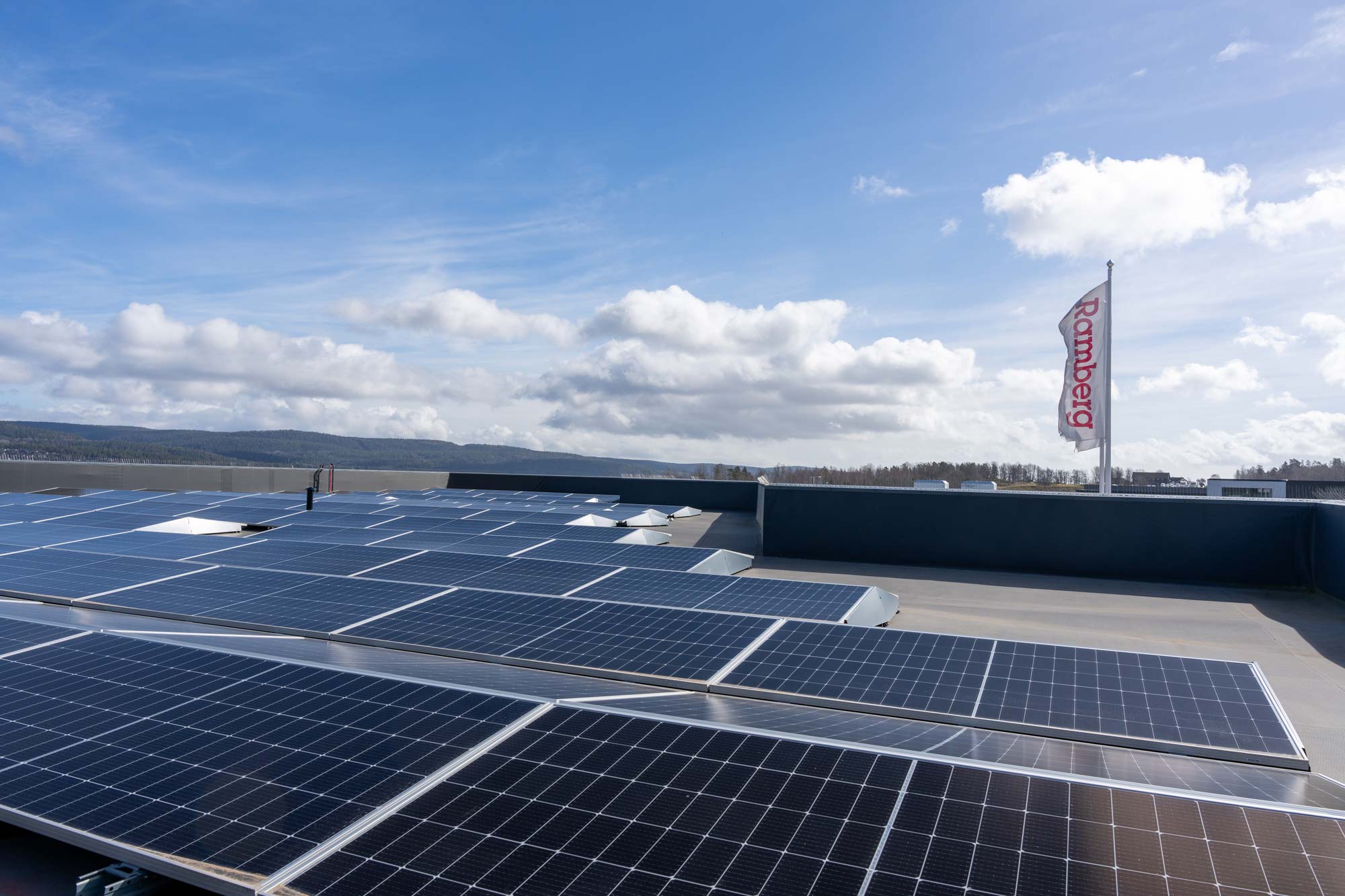 Bilde fra Sandes terminal på taket, hvor man ser solcelle anlegget og blå himmel