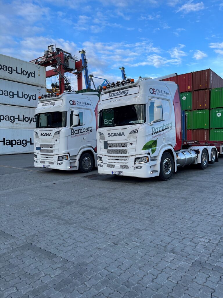 Bilde av to trekkvogner for Ramberg Container Transport. Biogass trekkvogn til høyre.