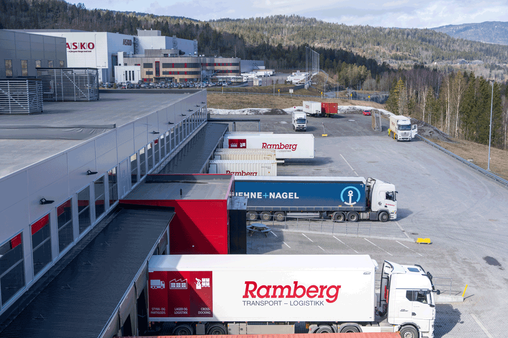 Foto av hvit Ramberg lastebil utenfor terminal i Sande